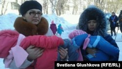 Жительницы комплекса "Махаббат" Меруерт Туруспаева (слева) и Динара Досманова пришли в суд с детьми. Астана, 12 марта 2014 года. 