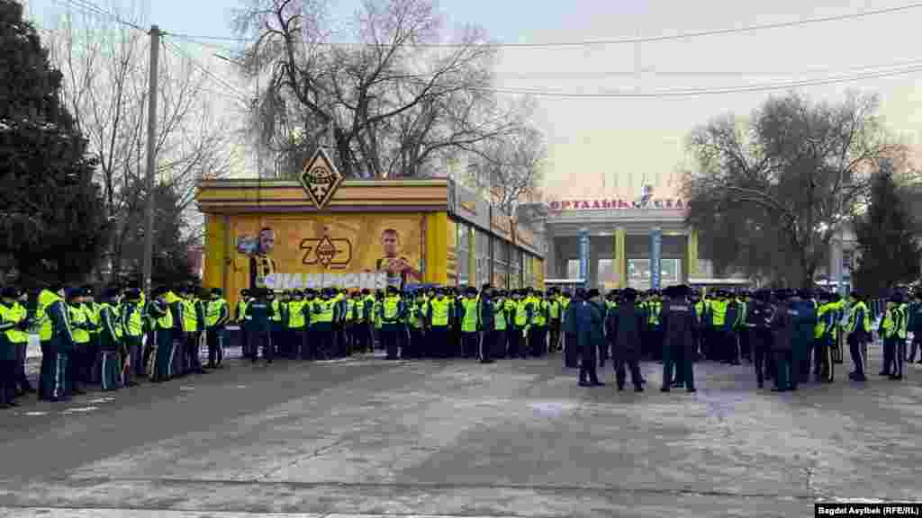 В день матча на улицах рядом со стадионом ограничили движение. Территория была наводнена полицейскими&nbsp;