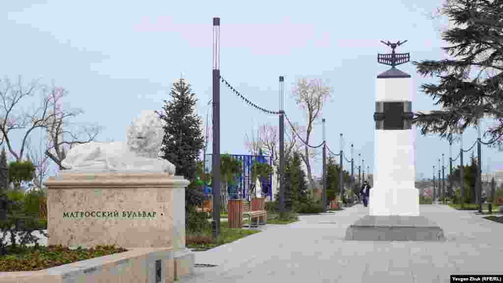 Біля південного виходу з бульвару в 1997 році встановлено пам&#39;ятник, присвячений столітньому ювілею створення радіо російським фізиком, професором Поповим
