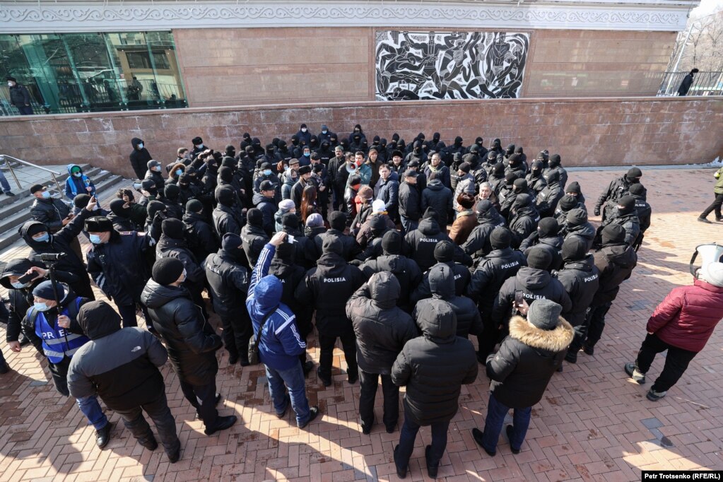 Протестующие в окружении полиции. Алматы, 28 февраля 2021 года.