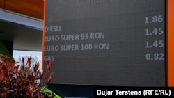 Çmimet e karburanteve në një pompë benzini në Kosovë më 10 prill.