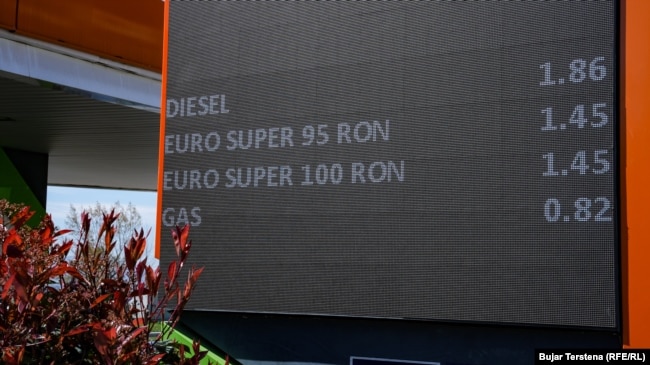 Çmimet e karburanteve në një pompë benzini në Kosovë më 10 prill.