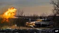 Украинские военные ведут огонь по российским позициям вблизи Часового Яра в Донецкой области, февраль 2024 года