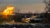 Український танк веде вогонь по позиціях російських військ біля Часового Яру, лютий 2024 року