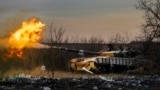 Український танк веде вогонь по позиціях російських військ біля Часового Яру, лютий 2024 року