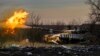 Az ukrán 17. harckocsidandár egyik tankja lövi az orosz állásokat Csasziv Jarban, az ukrajnai Donyeck térségében 2024. február 29-én