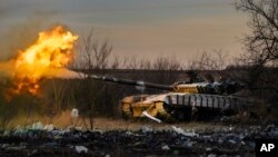 Az ukrán 17. harckocsidandár egyik tankja lövi az orosz állásokat Csasziv Jarban, az ukrajnai Donyeck térségében 2024. február 29-én