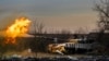 Ukrán harckocsi lövi az orosz állásokat Csasziv Jarnál 2024. február 29-én