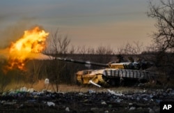 Украинский танк 17-й танковой бригады ведет огонь по российским позициям в под городом Часов Яр, 29 февраля 2024 года