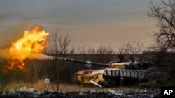 Un tanc ucrainean din Brigada 17 de tancuri trage asupra pozițiilor rusești din apropierea Chasiv Iar. 29 februarie 2024. 