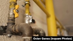 O instalație de furnizare a gazelor, precum aceasta, poate fi văzută în aproape orice bloc din România.