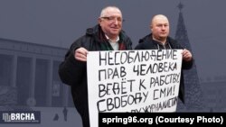 Алесь Абрамовіч (зьлева) і Сяргей Падзолка падчас пікету 10 сьнежня