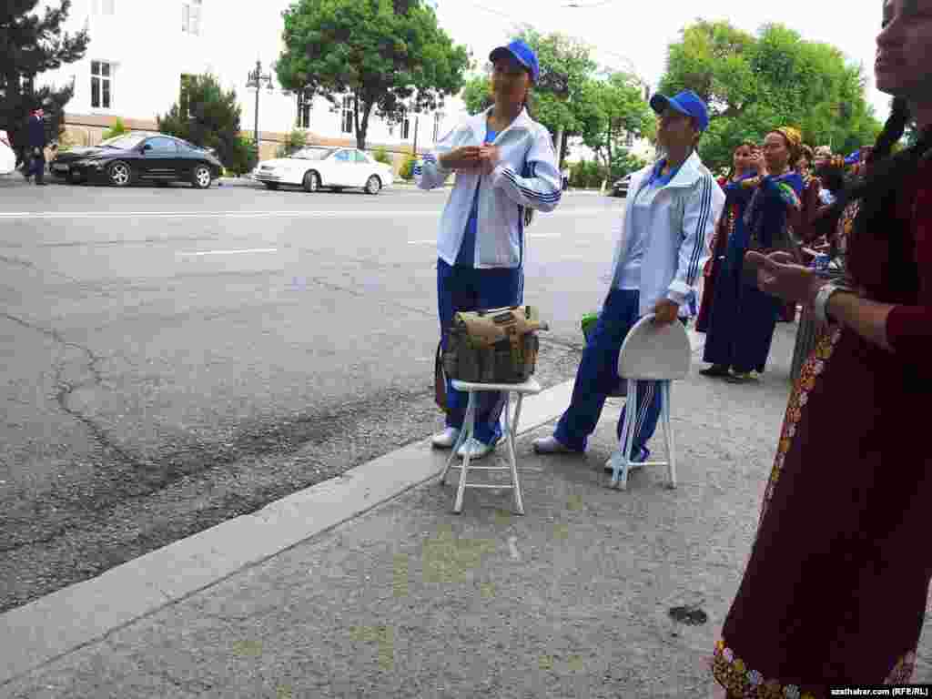 &Yacute;aş oglandyr gyzlaryň bir topary &ccedil;&auml;r&auml; bar&yacute;ar.