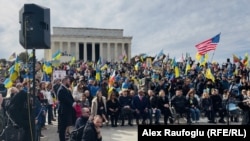 Прихильники України зібралися 21 лютого біля Меморіалу Лінкольна у Вашингтоні, щоб відзначити четверту річницю повномасштабного вторгнення Росії