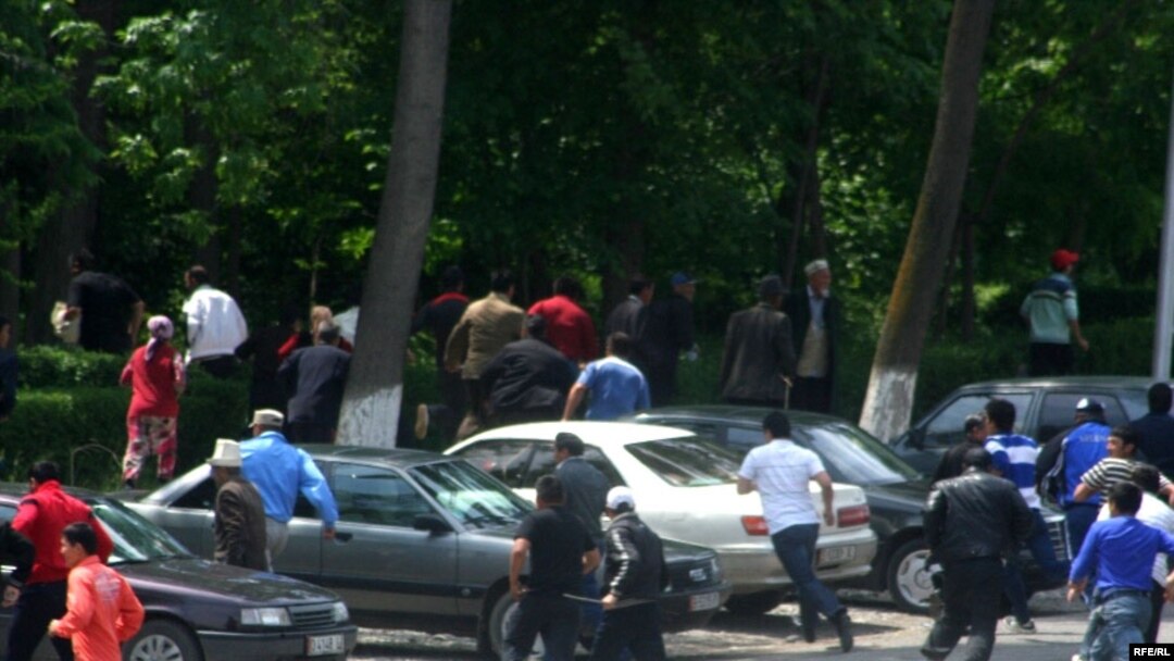 Второй день новой волны беспорядков в городе Ош на юге Киргизии