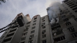 Последствия попадания российского дрона в многоэтажный жилой дом в Киеве, 25 сентября