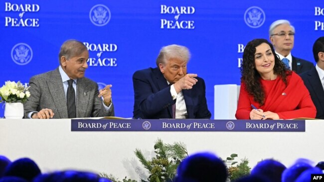 Presidentja Osmani u pa afër presidentit amerikan, Trump në një pjesë të mirë të ceremonisë.