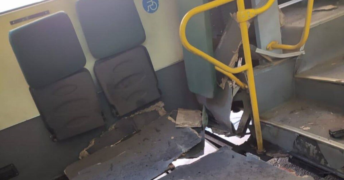 Російські війська обстріляли пасажирський автобус у Херсоні, є поранені Російські війська обстріляли пасажирський автобус у Херсоні, є поранені