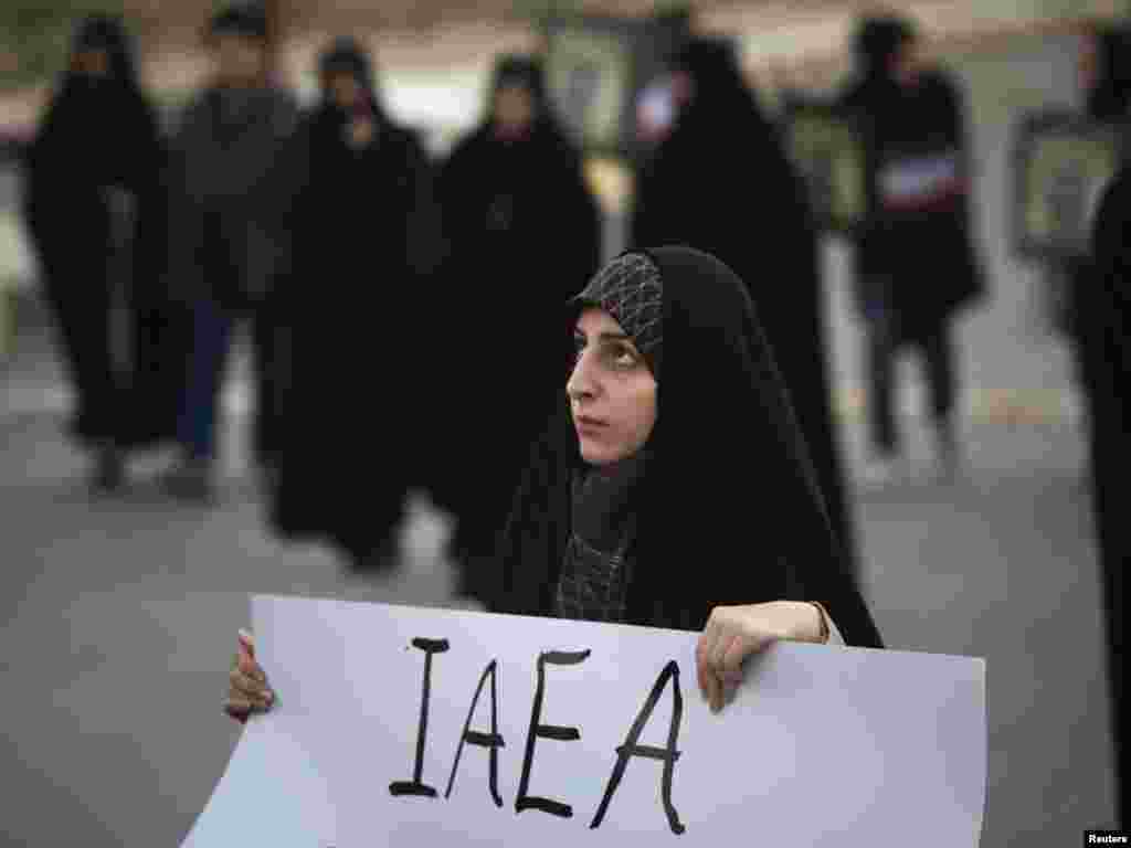 A student holds a placard as she attends a demonstration before a ceremony in Isfahan on November 15 to form a human chain around a uranium-conversion facility to show support for Iran&#39;s nuclear program. (REUTERS/Morteza Nikoubazl)