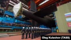 Военнослужащие ВМФ России во время торжественной церемонии спуска на воду атомной подводной лодки.