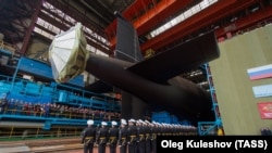 Військовослужбовці ВМС Росії на церемонії спуску на воду атомного підводного човна проекту 885М «Ясень-М» К-571 «Красноярськ» на суднобудівному заводі «Сєвмаш» у Сєвєродвінську. 30 липня 2021 року