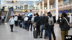 Патници чекаат во ред за нови билети на аеродромот во Копенхаген на 23 септември, еден ден откако поради прелет на неидентификувани дронови беа прекинати летовите.