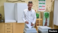 Peter Magyar, lider al Partidului Respect și Libertate (TISZA) și fost membru al guvernului, votează la o secție din Budapesta. 9 iunie 2024.