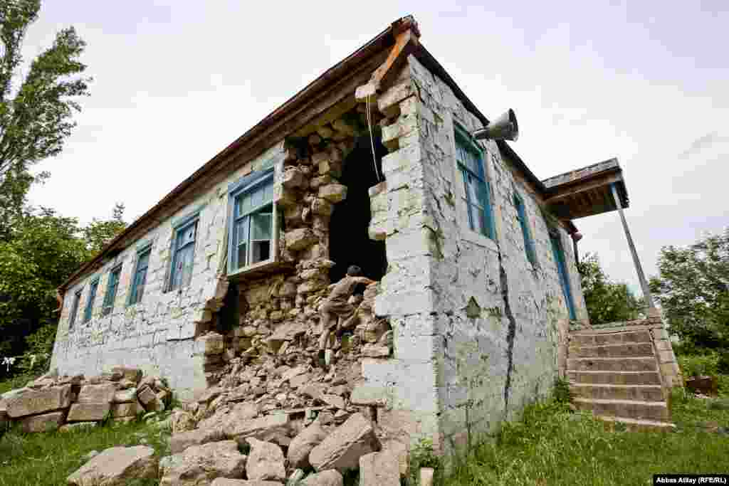 Şamaxının Şərədil kəndinin orta məktəb kitabxanası.