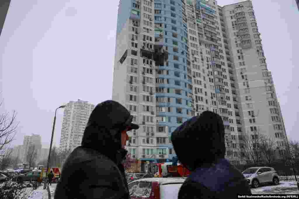 Всі ці масовані обстріли України останніх днів і враження енергетичної та комунальної інфраструктури відбуваються на тлі суворої зими з холодами, снігопадами та ожеледицею. Так, киян закликають 9 січня без необхідності не пересуватися містом і не виїжджати на власних автівках