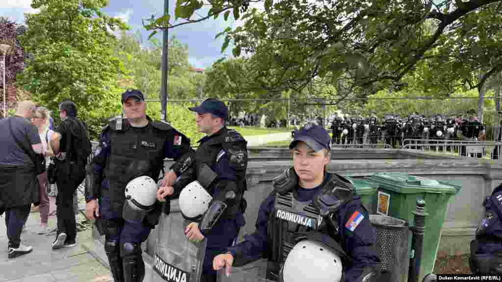 Policija u opremi za razbijanje demonstracija se nalazi se ispred Pionirskog parka