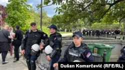 Policija u opremi za razbijanje demonstracija se nalazei i ispred Pionirskog parka