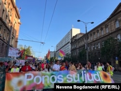 Učesnici su tokom šetnje prošli pored najvažnijih državnih institucija u Beogradu, ukazujući na diskriminaciju i nasilje sa kojima se suočavaju LGBTI+ ljudi u Srbiji.