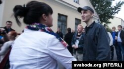 Дмитрий Дашкевич у ворот гродненской тюрьмы.