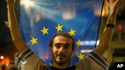 რუმინეთში ხალხი დემოკრატიის გამარჯვებას ზეიმობს - არჩევნების მეორე ტურში პრორუსული განწყობებით ცნობილი ნაციონალისტი კანდიდატი დამარცხდა.