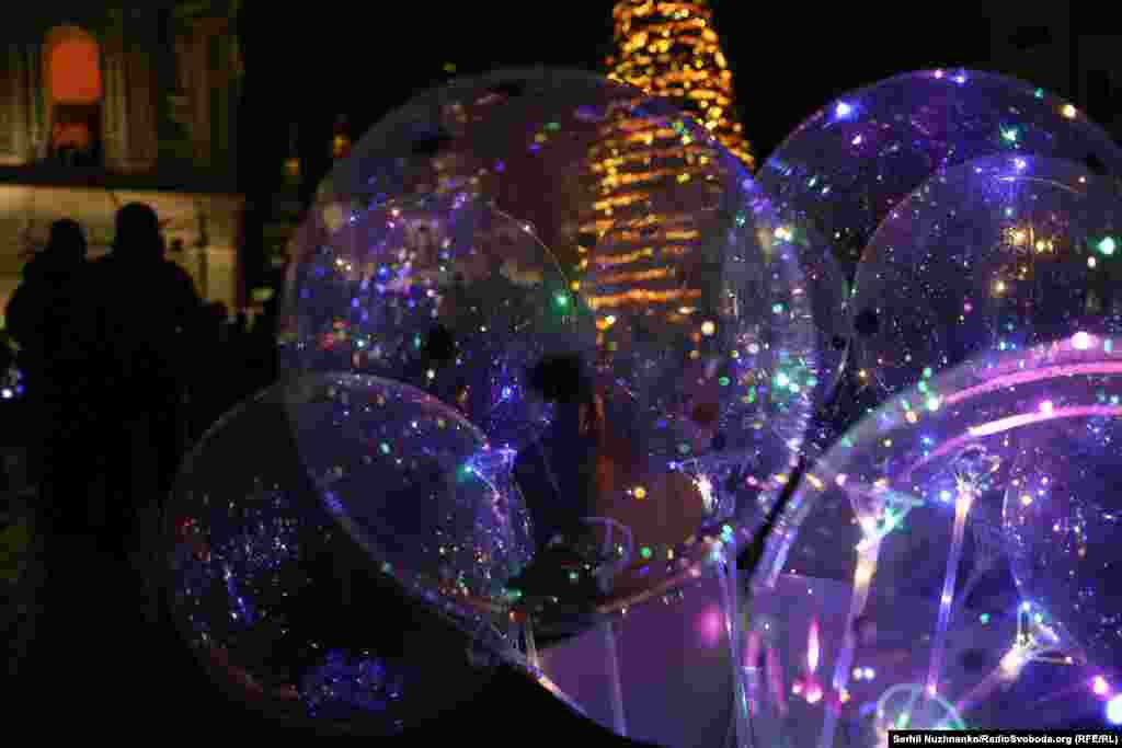 Повітряні кульки з підсвіткою і новорічна ялинка на майже темній Софійській площі