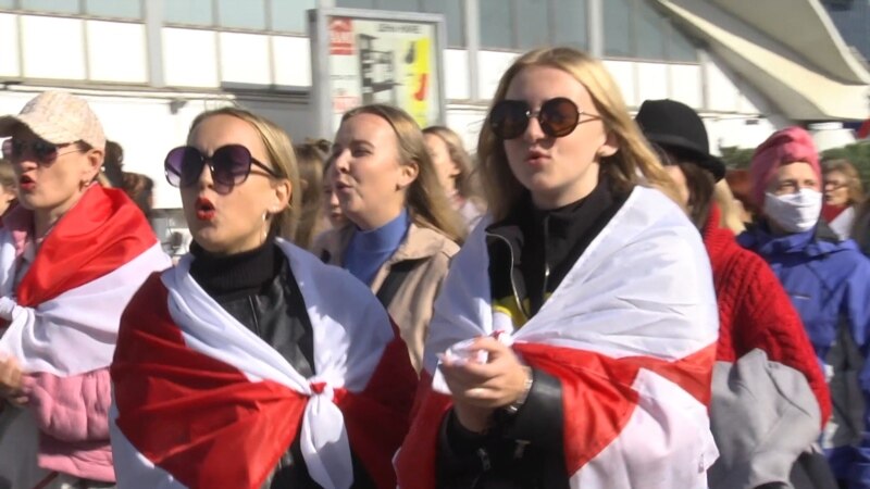 În Minsk, poliția a reținut sute de participante la un protest împotriva președintelui Alexandr Lukașenka