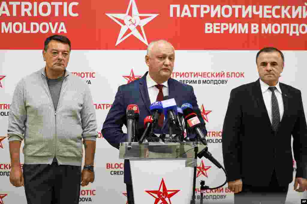 Igor Dodon (középen), az Oroszország-barát Hazafias Választási Blokk (BEP) a médiának nyilatkozik a parlamenti választások lezárását követően Kisinyovban szeptember 28-án. Dodon bejelentette, hogy nem ismeri el vereségét, és felszólította a PAS vezette kormányt, hogy távozzon a hatalomból, az ellenzéki pártok támogatóit pedig az utcára hívta, hogy „megvédjék” szavazatukat a parlament előtt