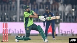 د پاکستان بابر اعظم د سري لنکا پر وړاندې توپوهنه کوي - د نومبر ۱۴مې انځور.