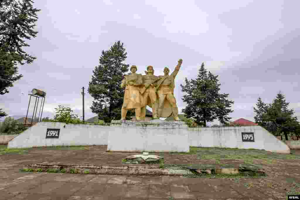 Astaranın Ərçivan kəndində yerləşən (kükürdlü) yanar bulaqdan digər kəndin insanları da qablara dolduraraq evlərinə aparıb mədə bağırsaq problemlərində dərman kimi istifadə edirlər.