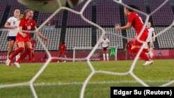 بخشی از رقابت فوتبال زنان 