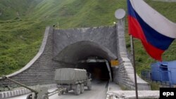 Цхинвал стремится сохранить сложившееся положение дотационного региона, но в то же время не позволяет уж слишком втягивать себя в российское политическое пространство