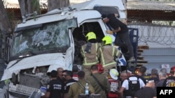 Policija i hitna pomoć pored kamiona koji se zaletio u autobusnu stamicu u mjestu Ramat Hasharon, sjeverno od Tel Aviva, 27. oktobar 2024.