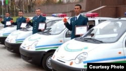 Служебные автомобили сотрудников узбекской милиции.