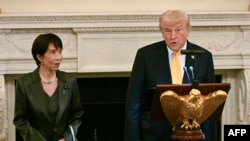 دونالد ترامپ، رئیس‌جمهور آمریکا، در گفت‌وگو با سانائه تاکایچی، نخست‌وزیر ژاپن، در جریان ضیافت شام در سالن غذاخوری کاخ سفید در واشینگتن، ۲۸ اسفند