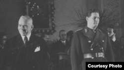 Regele Mihai și premierul pro-sovietic la o ceremonie din 1945, posibil chiar cea de la depunerea jurământului. Arhivele Naționale.
