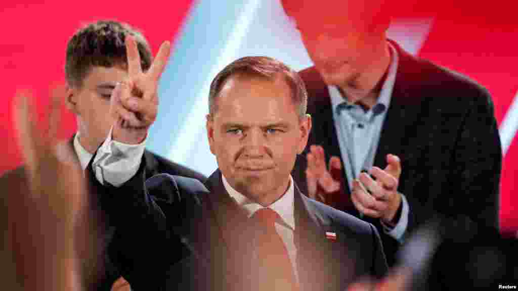 Ellentétben más közép-európai euroszkeptikusokkal, például Robert Fico szlovák miniszterelnökkel vagy Orbán Viktorral, Nawrocki támogatja, hogy katonai segítséget nyújtsanak Ukrajnának – ugyanakkor előbbiekhez hasonlóan ellenzi Ukrajna EU-s tagságát