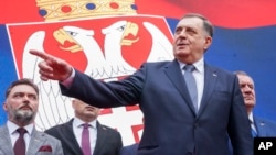 Predsednik Republike Srpske govori na skupu u Banjaluci pošto ga je Sud BiH osudio na godinu dana zatvora i šest godina zabrane obavljanja funkcije, 26. februar 2025.