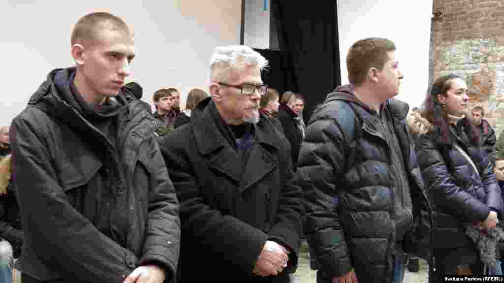 Лидер "Другой России" &nbsp;Эдуард Лимонов провел стоя все два часа пока дилалсь траурная церемония