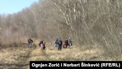 Migrantët kosovarë duke kaluar ilegalisht kufirin në mes të Serbisë dhe Hungarisë, Foto Arkiv 
