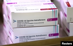 Упаковки произведенной в Британии "оксфордской" вакцины против COVID-19